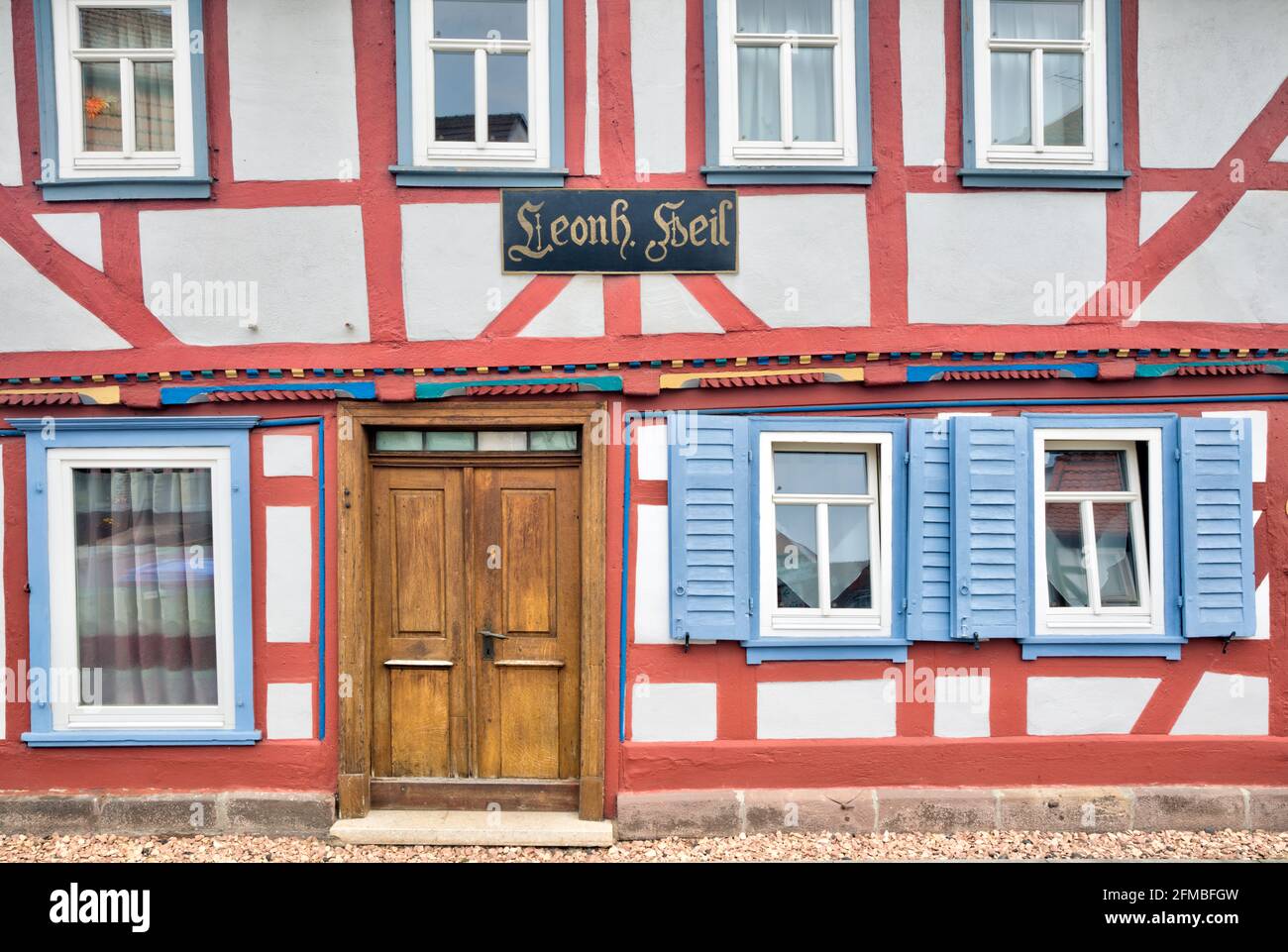 Casa a graticcio, porta anteriore, ingresso, facciata casa, estate, Schlitz, Vogelbergskreis, Hesssen, Germania, Europa Foto Stock