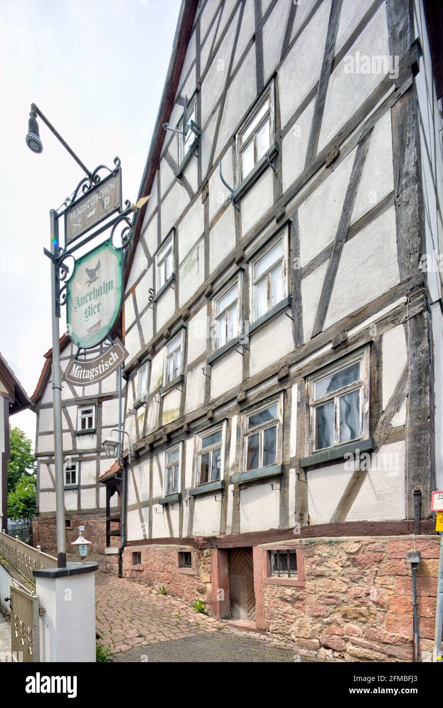 Casa a graticcio, porta anteriore, ingresso, facciata casa, estate, Schlitz, Vogelbergskreis, Hesssen, Germania, Europa Foto Stock