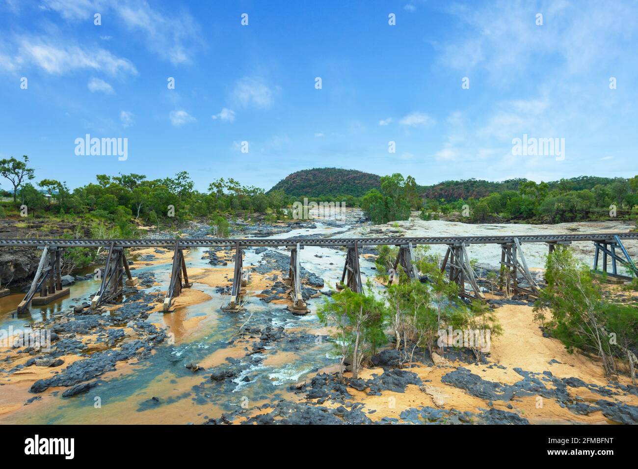 Ponte ferroviario in legno utilizzato dal treno Savannahlander sul fiume Einasleigh, Einasleigh, Queensland, QLD, Australia Foto Stock