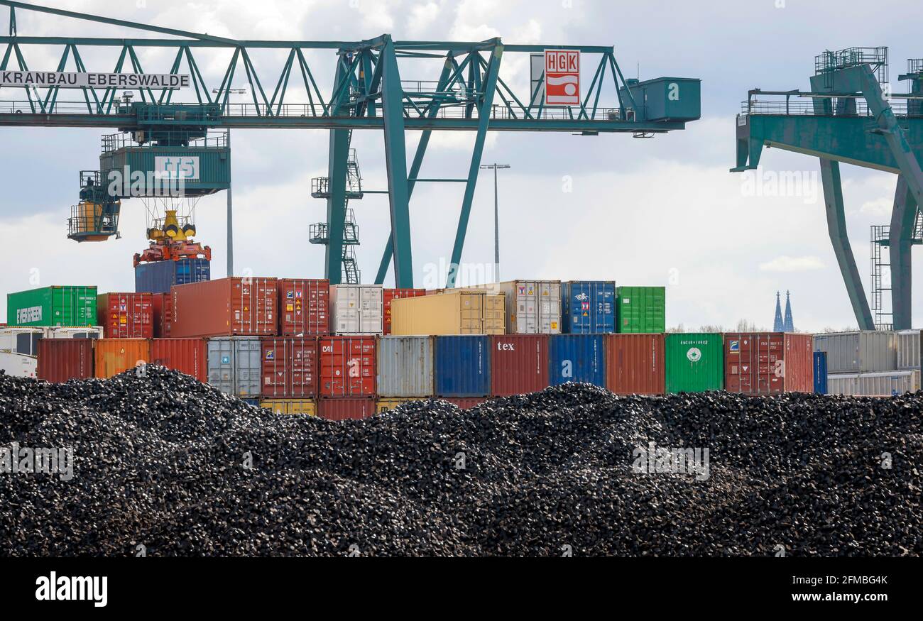 Colonia, Nord Reno-Westfalia, Germania - Porto di Colonia Niehl, magazzino container al terminal container, gru portuali sollevatori container, torri dalla Cattedrale di Colonia sul retro, merci sfuse di fronte. Foto Stock