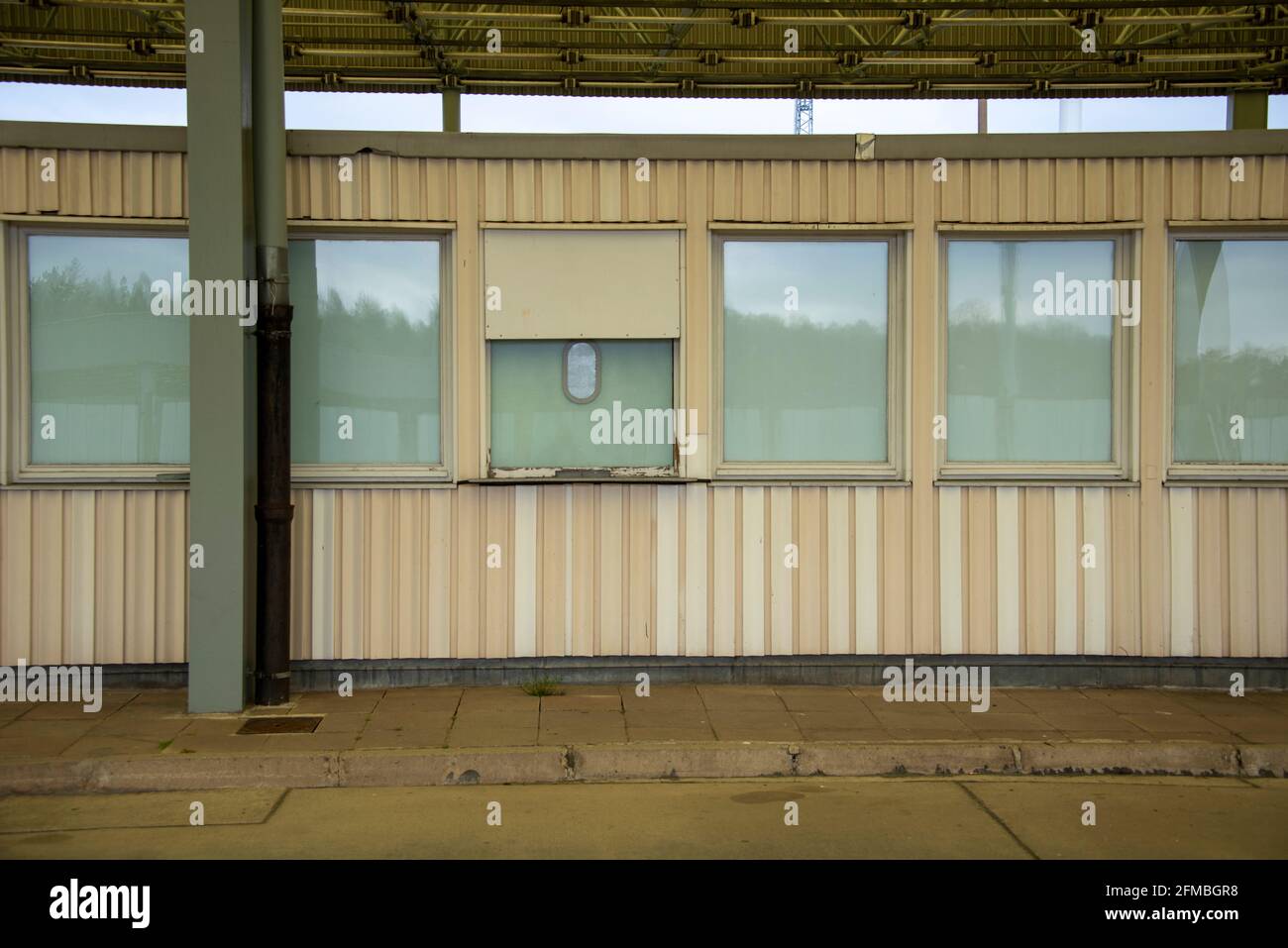 Germania, Sassonia-Anhalt, Marienborn, vecchie caserme dell'ex posto di controllo di frontiera di Marienborn, il più grande e più importante posto di controllo al confine tedesco-tedesco, è stato utilizzato principalmente per il traffico di transito verso Berlino Ovest. Gli impianti di confine dell'Autobahn 2 tra la bassa Sassonia e la Sassonia-Anhalt fanno ora parte del Memoriale della Marienborn Division of Germany. Foto Stock