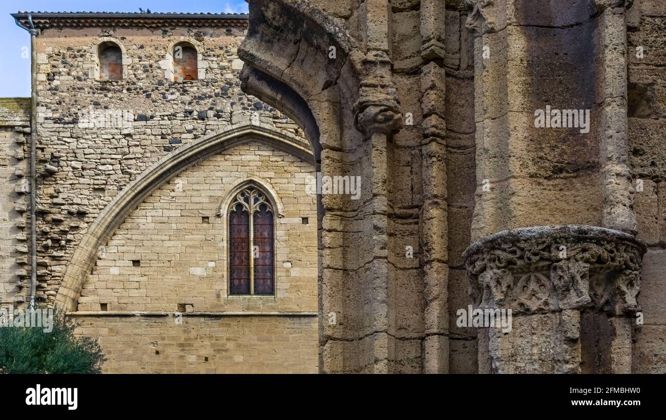 Abbazia di Saint Thibéry. Ricostruita nel XV secolo. Elementi decorativi indicano l'influenza del primo Rinascimento. Monumento historique. Foto Stock