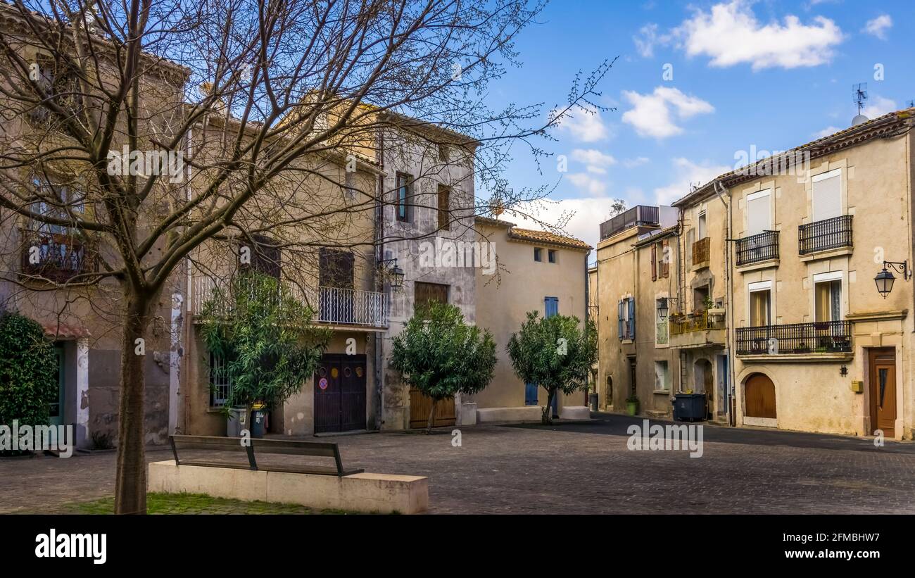 Place du Marché a Saint Thibéry in inverno. Foto Stock