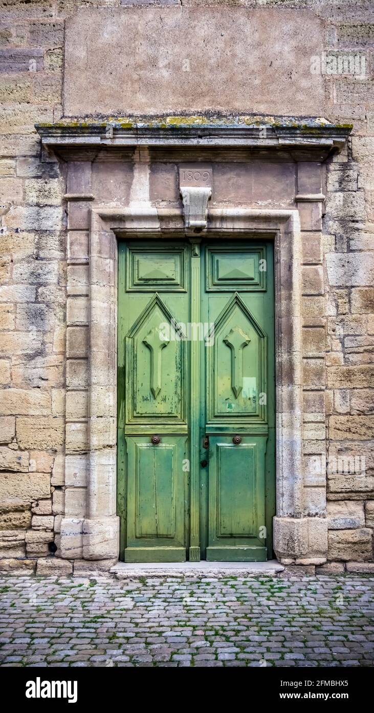 Porta d'ingresso della chiesa abbaziale di Saint Thibéry. Monumento historique. Foto Stock
