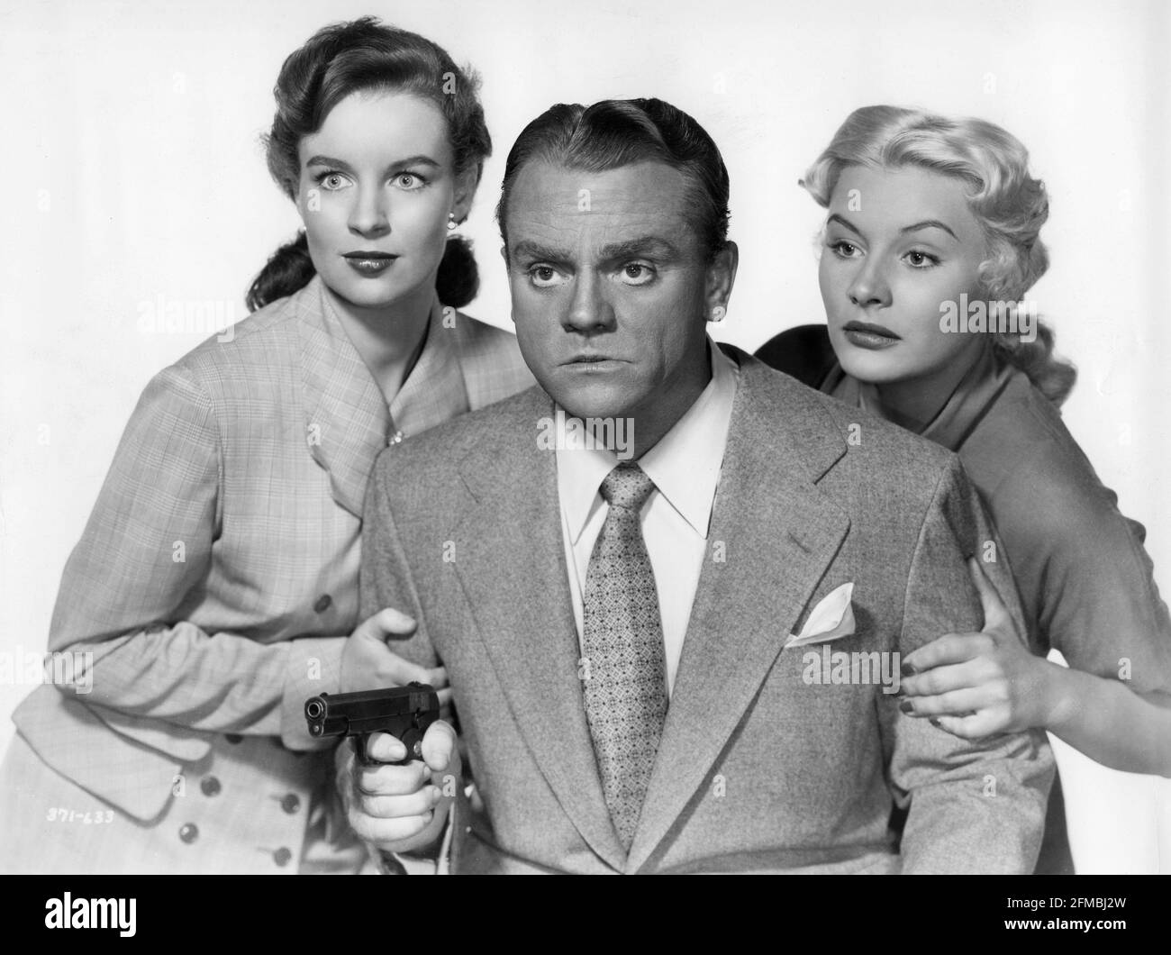 HELENA CARTER JAMES CAGNEY e BARBARA PAYTON pubblicità posa per BACIO DOMANI ADDIO 1950 regista GORDON DOUGLAS sceneggiatura Harry Brown dal romanzo di Horace McCoy William Cagney Productions / Warner Bros. Foto Stock