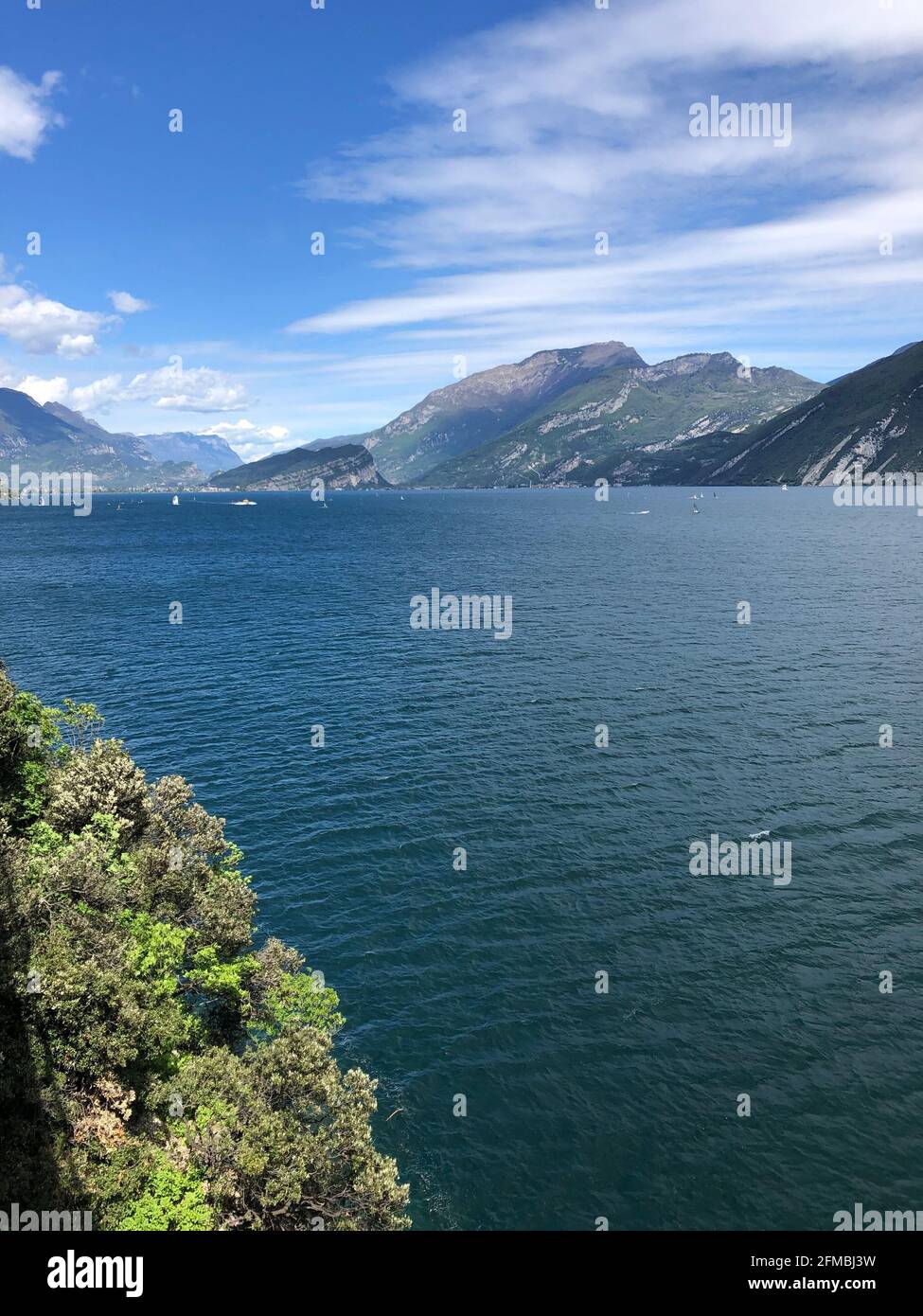 Vista sul lago di Garda settentrionale, cielo azzurro, lago blu, natura, lago di Garda, Limone sul Garda, Lombardia, Italia Foto Stock