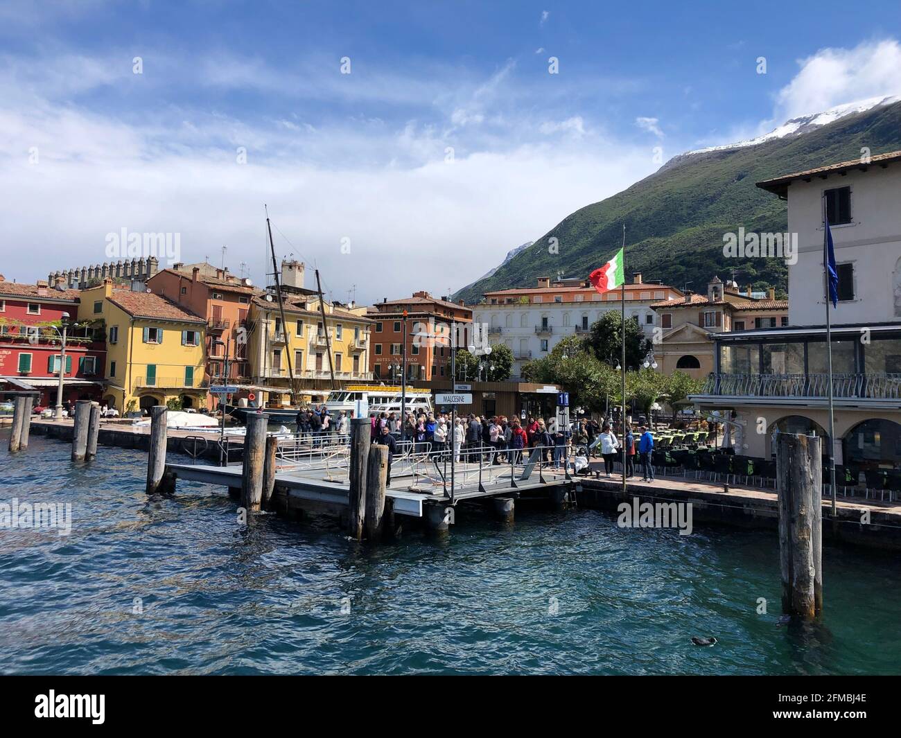 Ormeggio delle navi nel porto di Malcesine, nel centro storico di Malcesine, a nord del lago di Garda, a est del lago di Garda, a Malcesine, Veneto, Italia Foto Stock