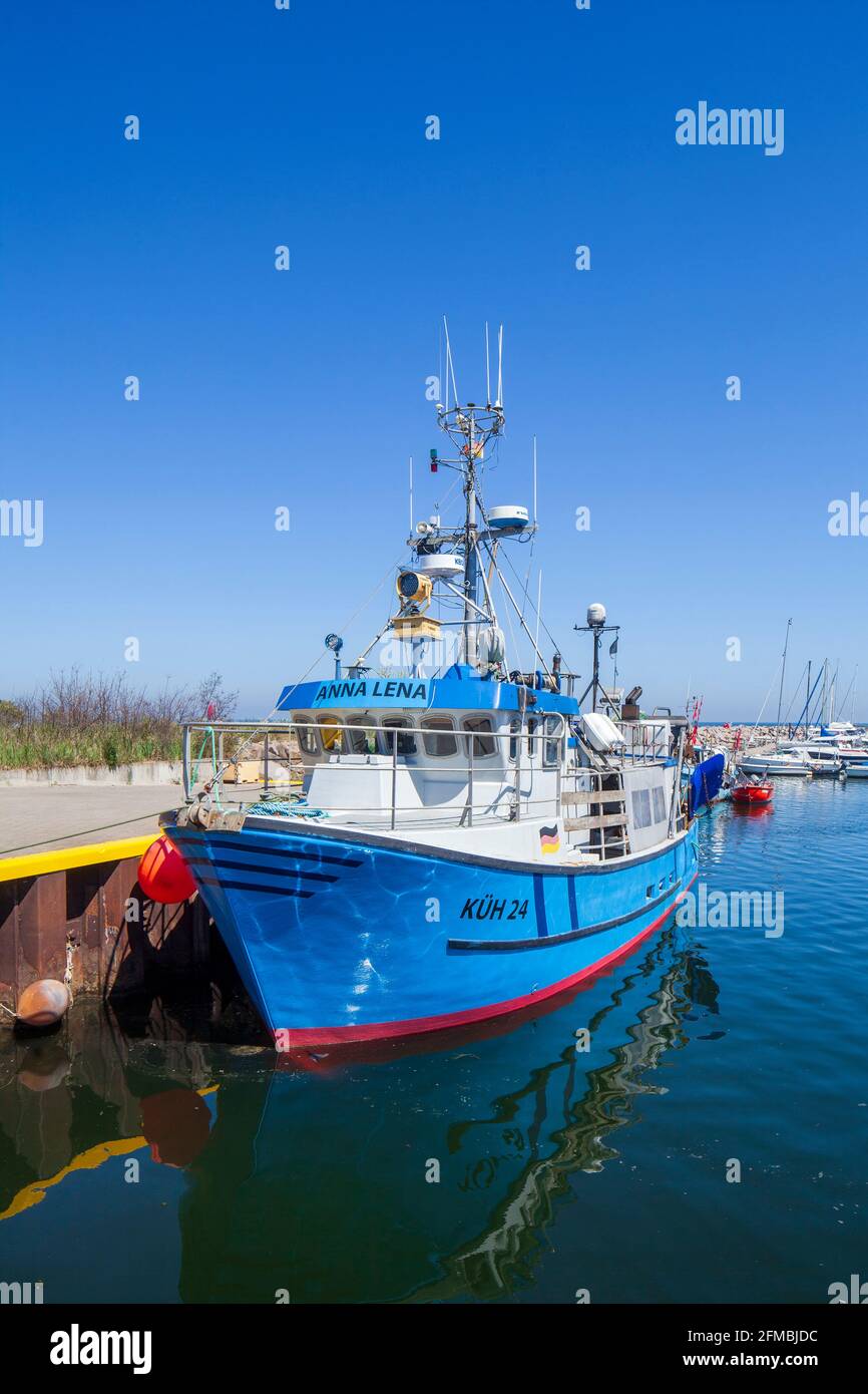 Vecchio peschereccio a strascico nel porto, Kühlungsborn, Meclemburgo-Pomerania occidentale, Germania, Europa Foto Stock