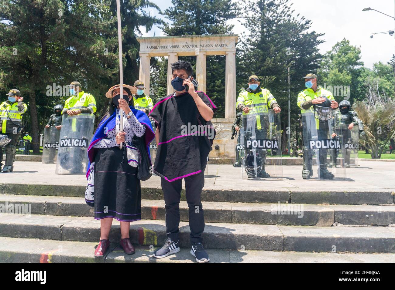 Bogotà, Colombia. 7 maggio 2021. Gli indigeni Misak di Bogotà sostengono lo sciopero nazionale Credit: Daniel Garzon Herazo/ZUMA Wire/Alamy Live News Foto Stock