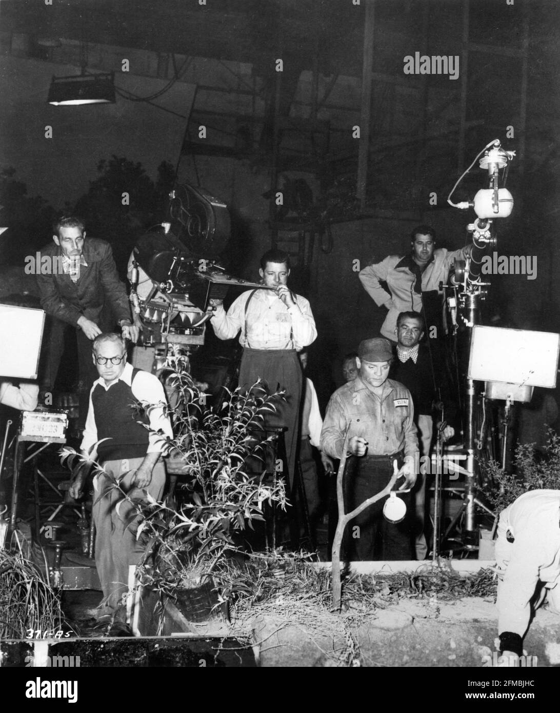 JAMES CAGNEY su set Candid con Movie Crew durante le riprese di KISS DOMANI ADDIO 1950 regista GORDON DOUGLAS sceneggiatura Harry Brown dal romanzo di Horace McCoy William Cagney Productions / Warner Bros. Foto Stock