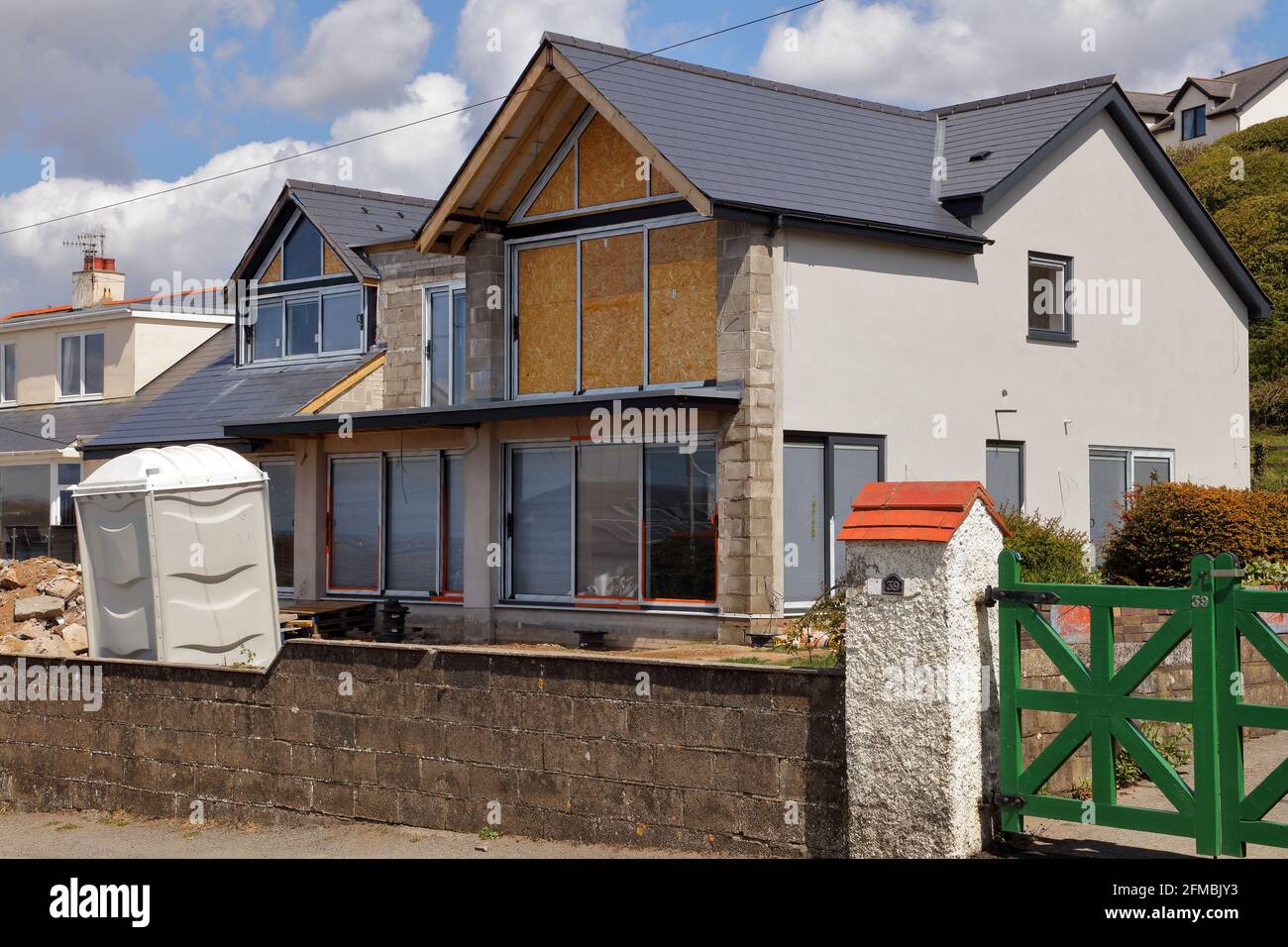 Una nuova costruzione casa prendendo forma sulla strada principale attraverso Ogmore via mare vicino a Bridgend. Foto Stock