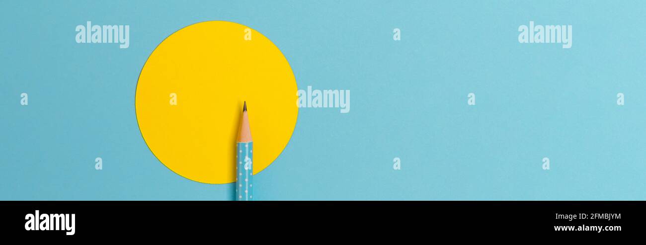 Vista superiore del turchese polka dot matita su carta colorata si combinano con cerchio giallo Foto Stock