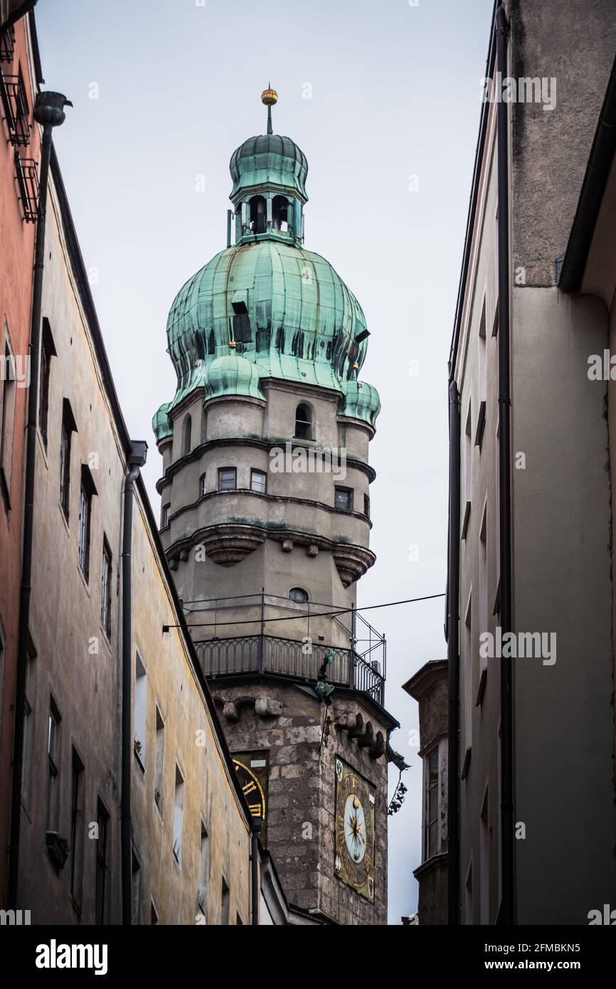 Stadtturm, la Torre Gotica del Vecchio Municipio chiamato Altes Rathaus a Innsbruck, Tirolo, Austria, sulla via Herzog Friedrich Foto Stock