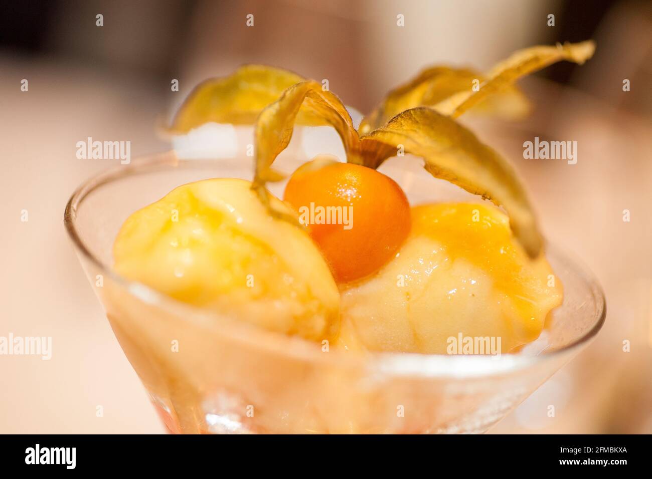 Gelato al Mango in un bicchiere sul tavolo. Foto di alta qualità Foto Stock