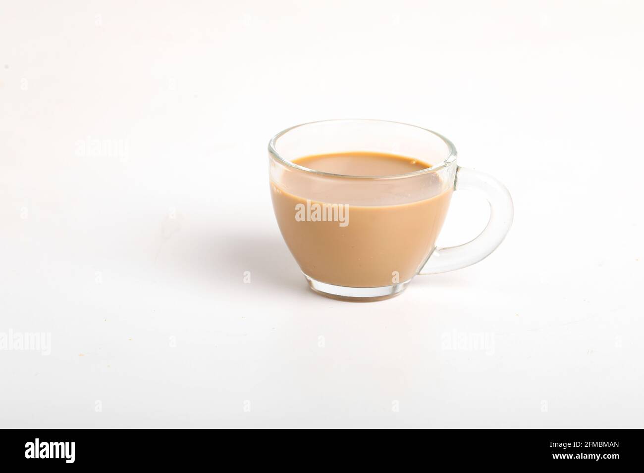 Chai. Tè indiano tradizionale su sfondo bianco. Foto Stock
