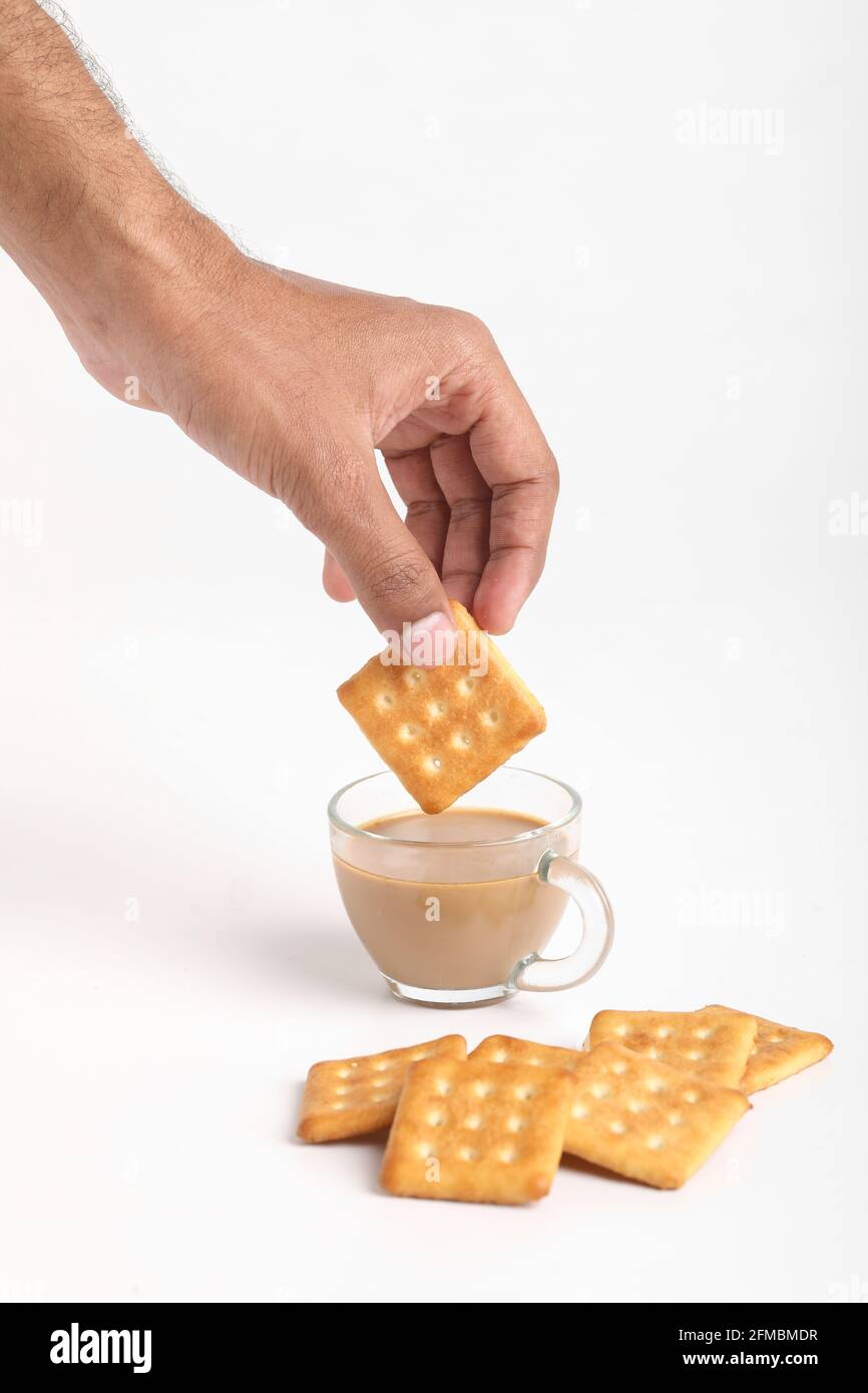 Concetto di colazione del mattino. tazza da tè e biscotti su sfondo bianco. Foto Stock