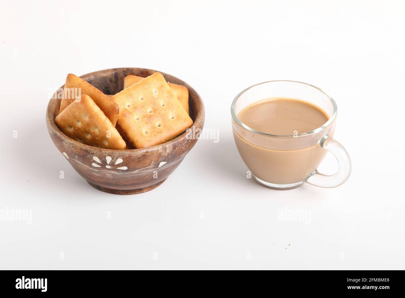 Concetto di colazione del mattino. tazza da tè e biscotti su sfondo bianco. Foto Stock