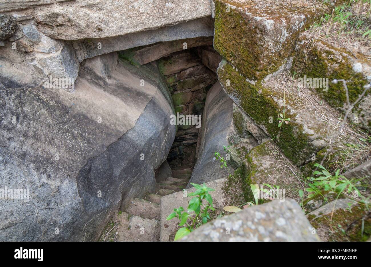 Sito archeologico di Hijovejo. Accesso all'acqua di sorgente. Recinzione romana fortificata sulla superficie in granito. Quintana de la Serena, Extremadura, Spagna Foto Stock