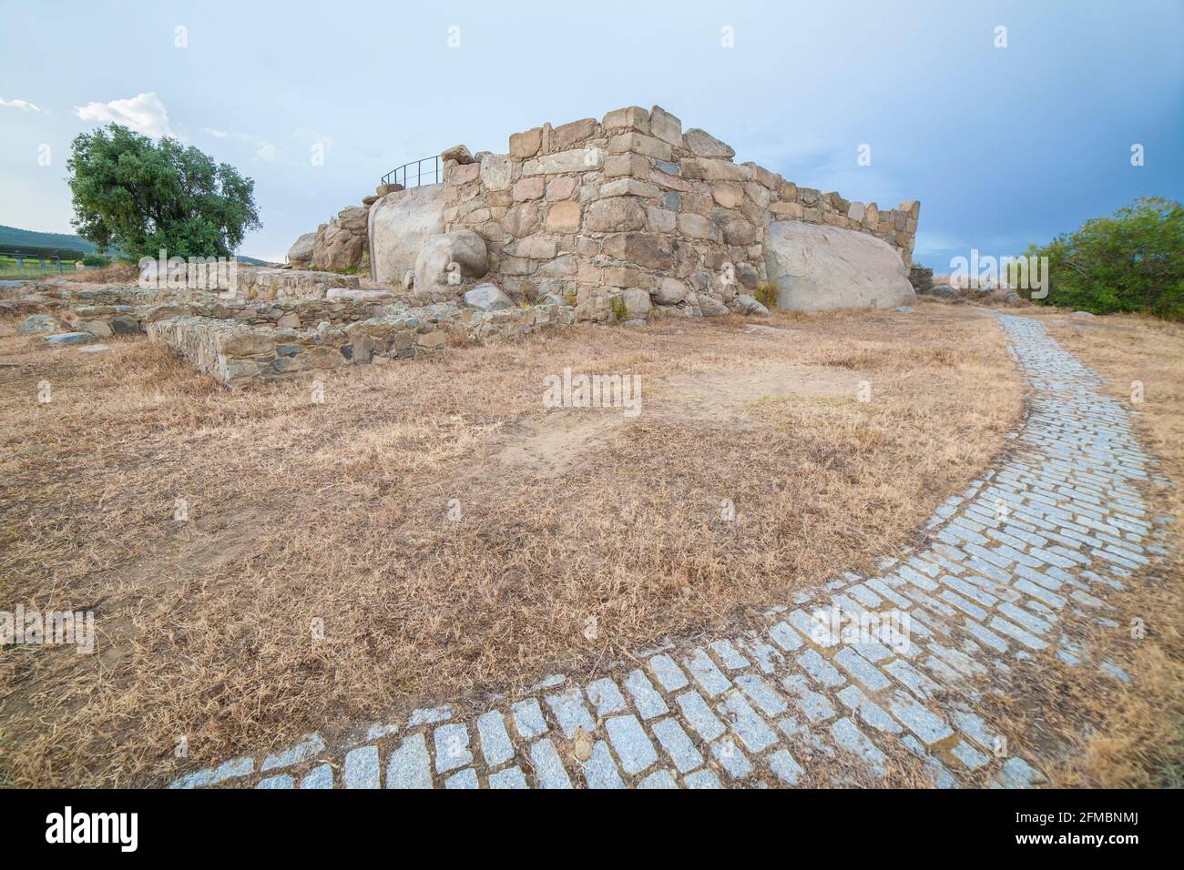Sito archeologico di Hijovejo. Parete d'angolo sud-ovest. Recinzione romana fortificata sulla superficie in granito. Quintana de la Serena, Extremadura, Spagna Foto Stock