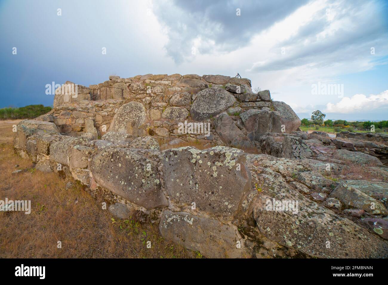 Sito archeologico di Hijovejo. Parete ovest. Recinzione romana fortificata sulla superficie in granito. Quintana de la Serena, Extremadura, Spagna Foto Stock