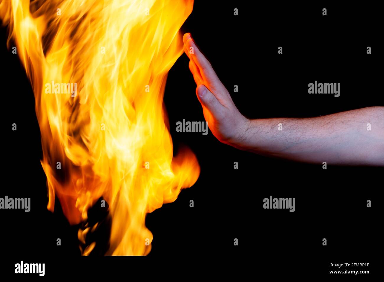 mano umana e fiamma ardente, utilizzare come poster Foto Stock