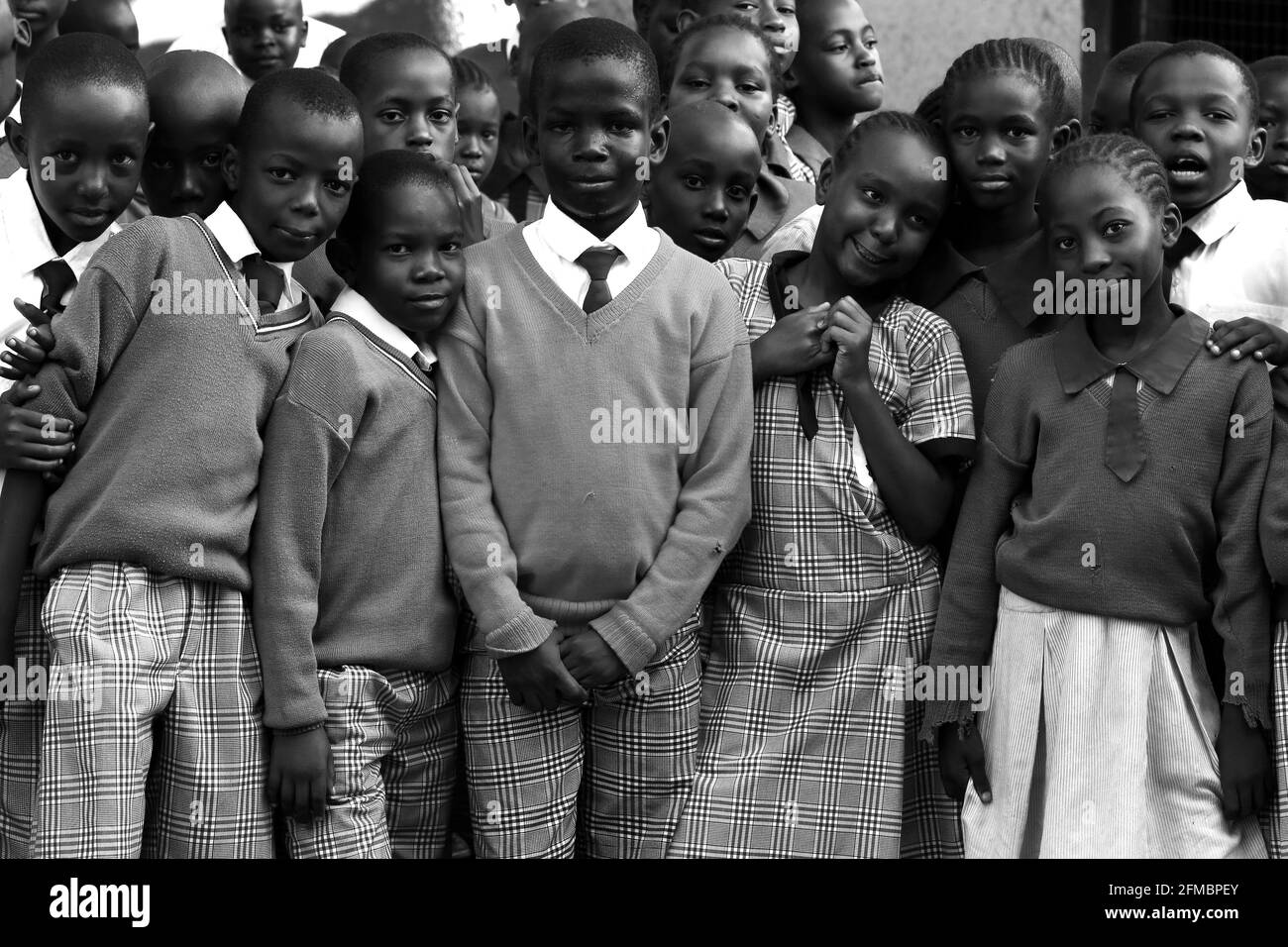 Eine Gruppe afrikanischer Schulkinder stehen im Pausenraum in ihre Schule A Kenia Afrika Foto Stock