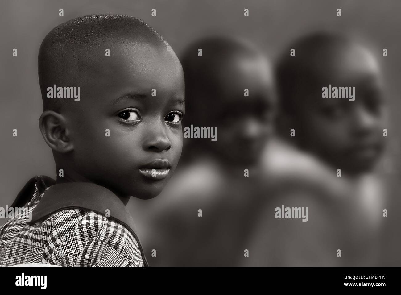 afrikanische Schülerin aus Kenia lernt a ihrem Klassenzimmer Foto Stock