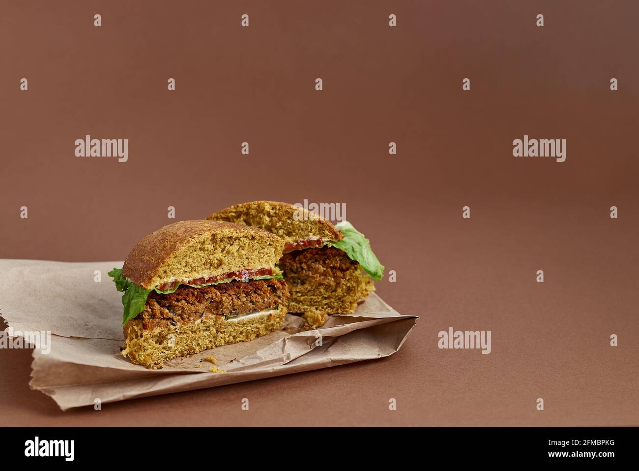 Hamburger vegetariano nel taglio sul sacchetto di carta la carta artigianale Foto Stock