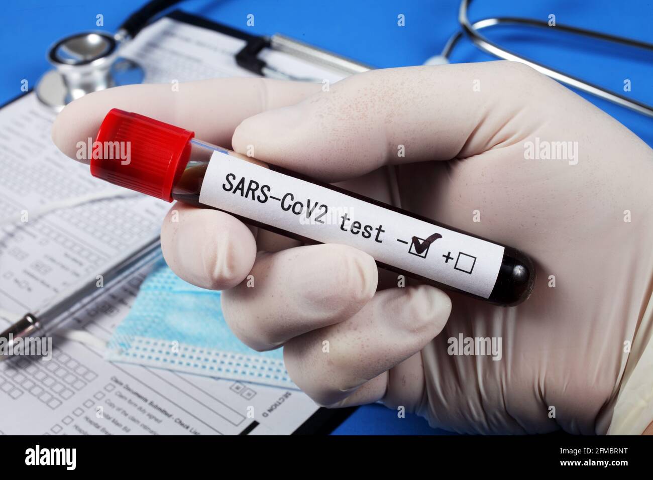 Sars negative - Test CoV2 , tubo a vuoto con sangue in mano del medico, fuoco selettivo, primo piano. Foto Stock