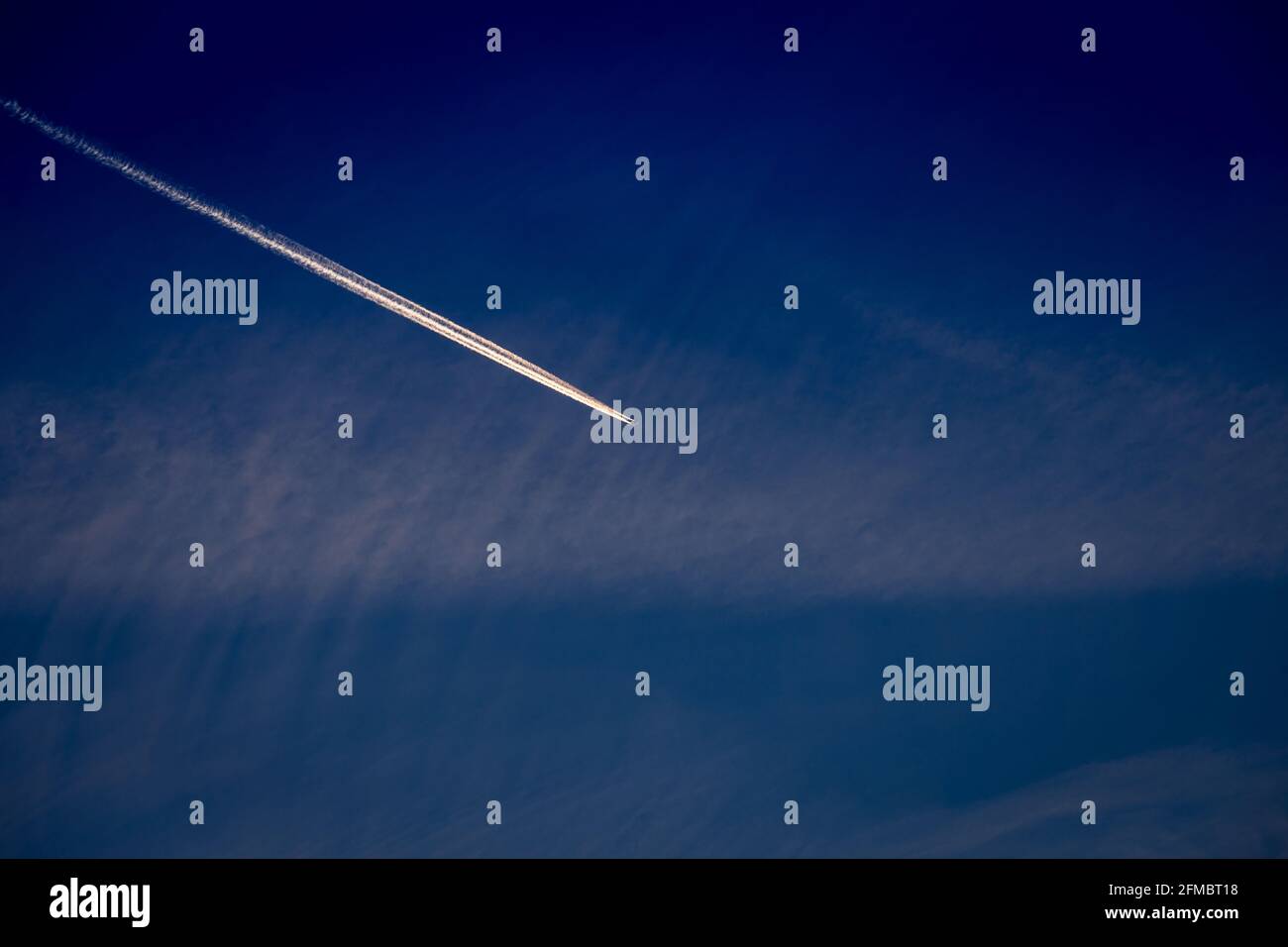 Cielo dopo il tramonto con tracce di aerei Foto Stock