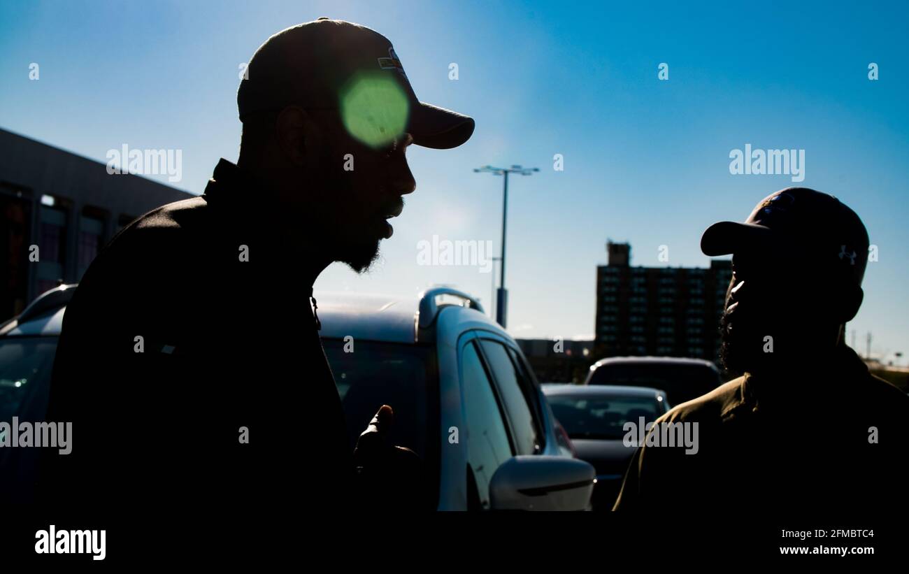 Le guardie di sicurezza discutono la strategia al parcheggio Foto Stock