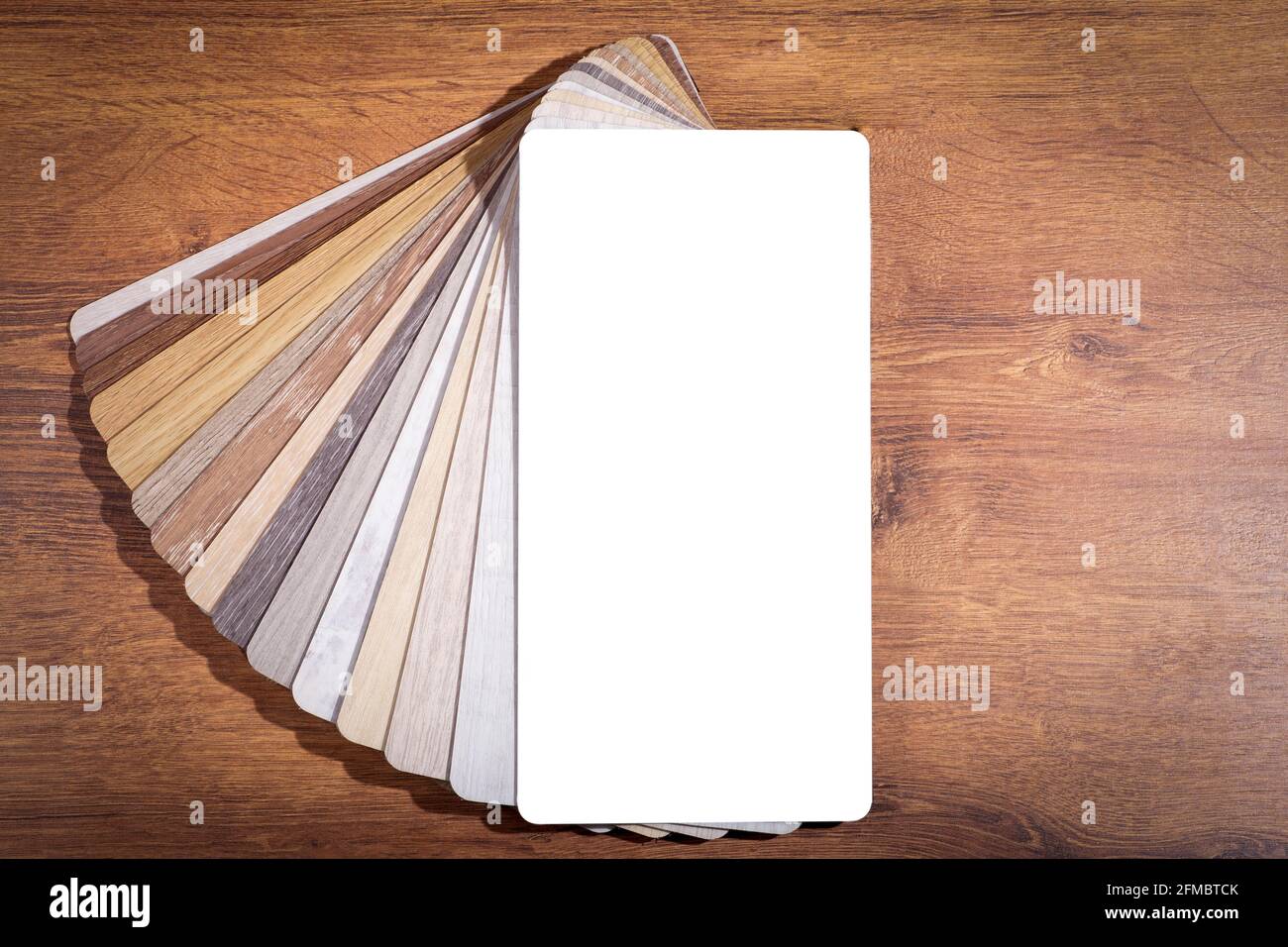 Campioni di vinile e linoleum su sfondo bianco isolato. Vinile per pavimenti con grana e motivo in legno. Foto di alta qualità Foto Stock