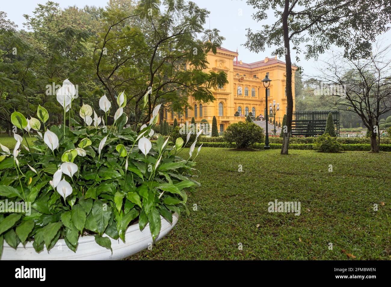 Palazzo Presidenziale con Lillies della Pace, Spathipyllum, complesso ho Chi Minh, Hanoi, Vietnam Foto Stock