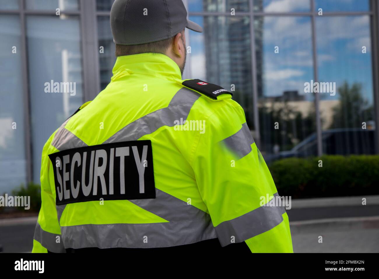 Guardia di sicurezza alta in un'area condominio uniforme. Foto Stock