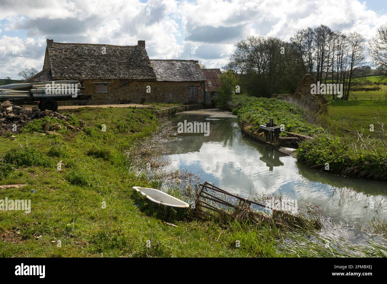 Un mulino derelict sul fiume Swere vicino a Barford St. John, Oxfordshire, Regno Unito Foto Stock