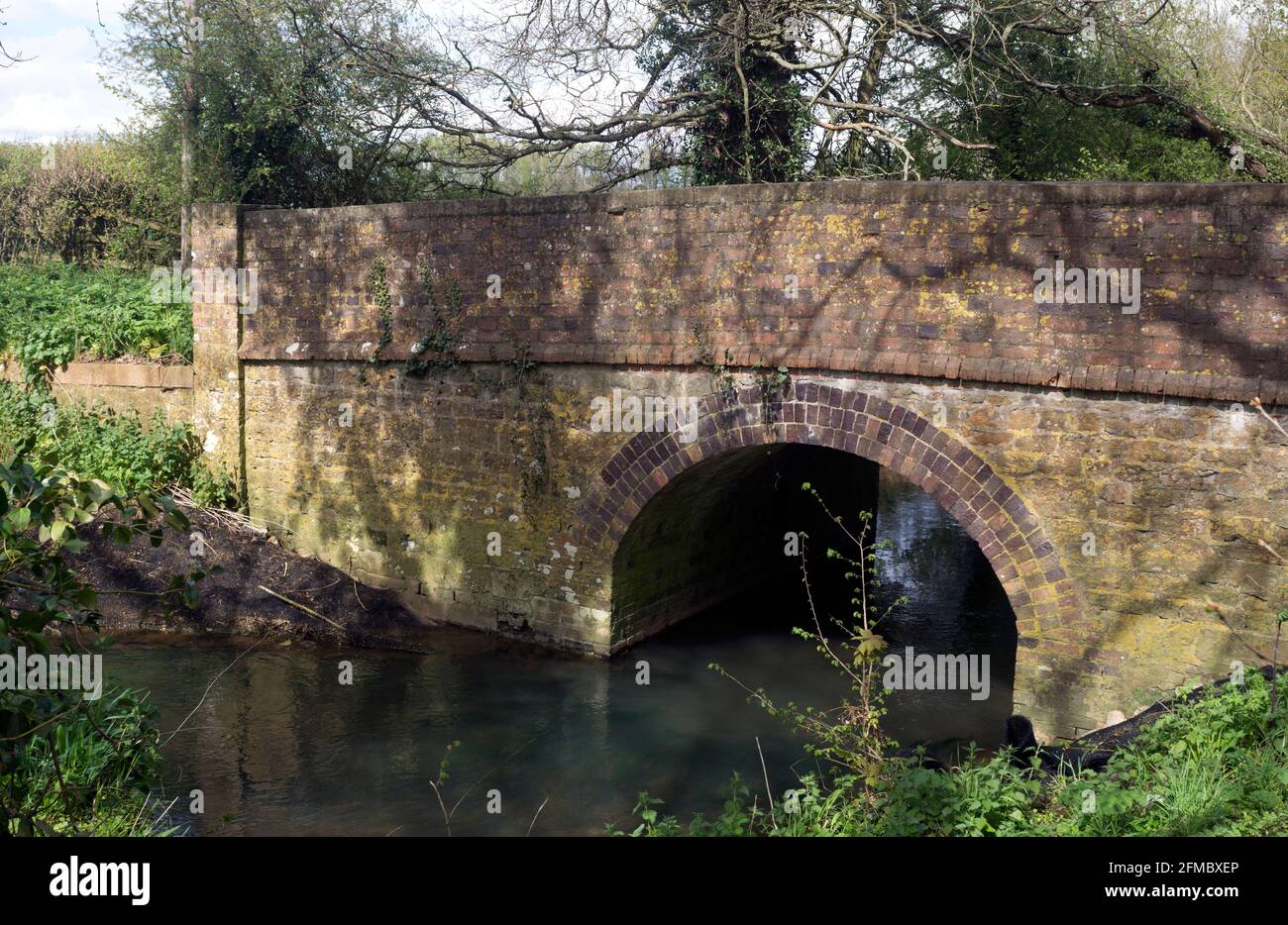 Bloxham Bridge sul fiume Sware vicino a Deddington, Oxfordshire, Regno Unito Foto Stock