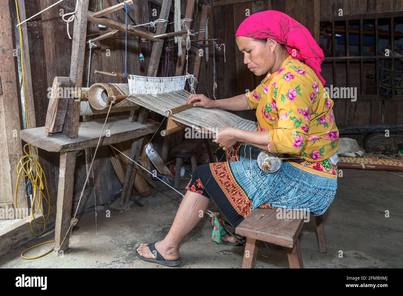 Donna tessitura su telaio tradizionale, Lung Tam Linen (lino) cooperativa, ha Giang provincia, Vietnam del Nord Foto Stock