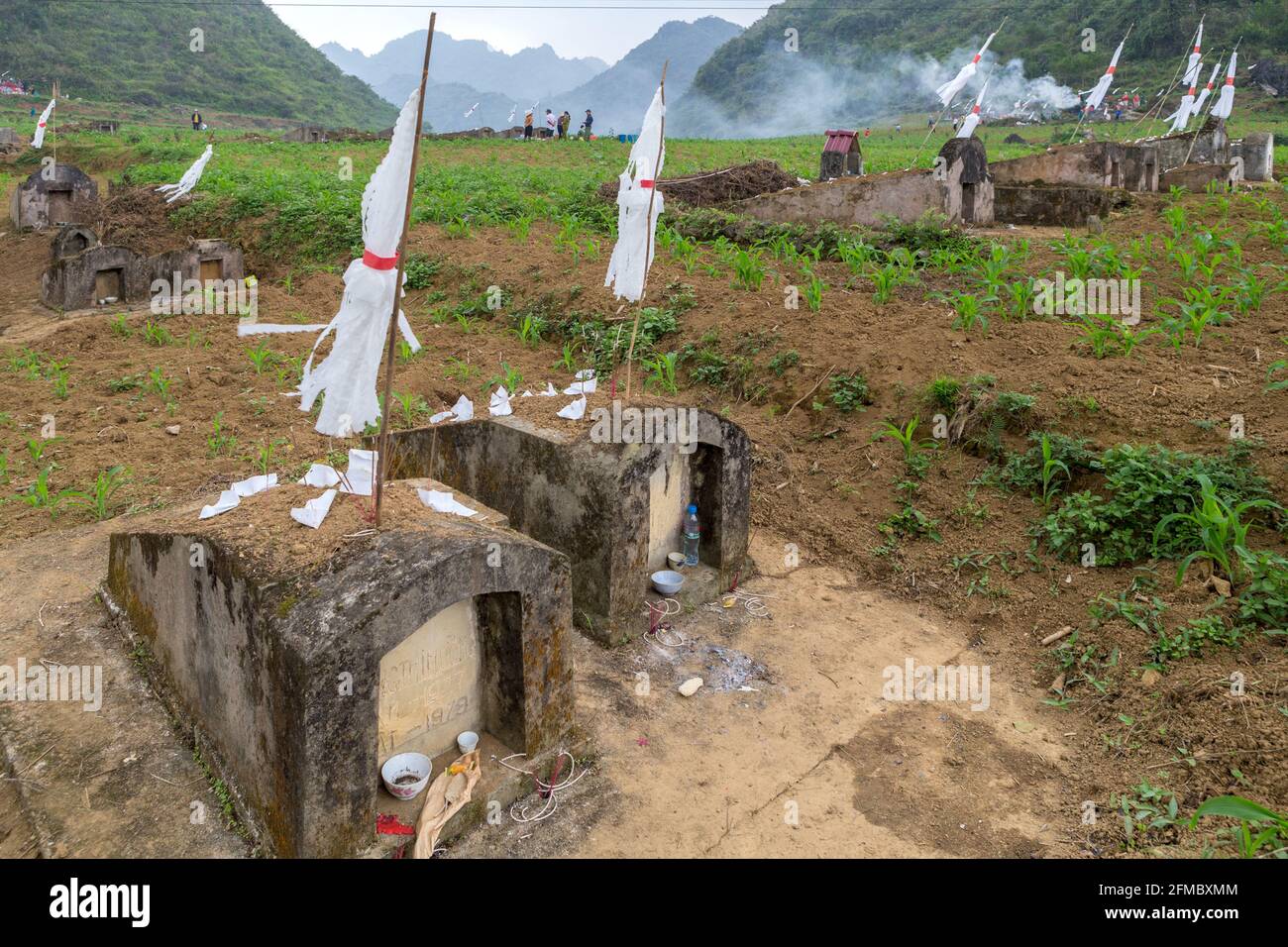 Gli antenati in visita annuale portano doni e fuochi d'illuminazione nei campi di mais, provincia di ha Giang, nel nord del Vietnam Foto Stock