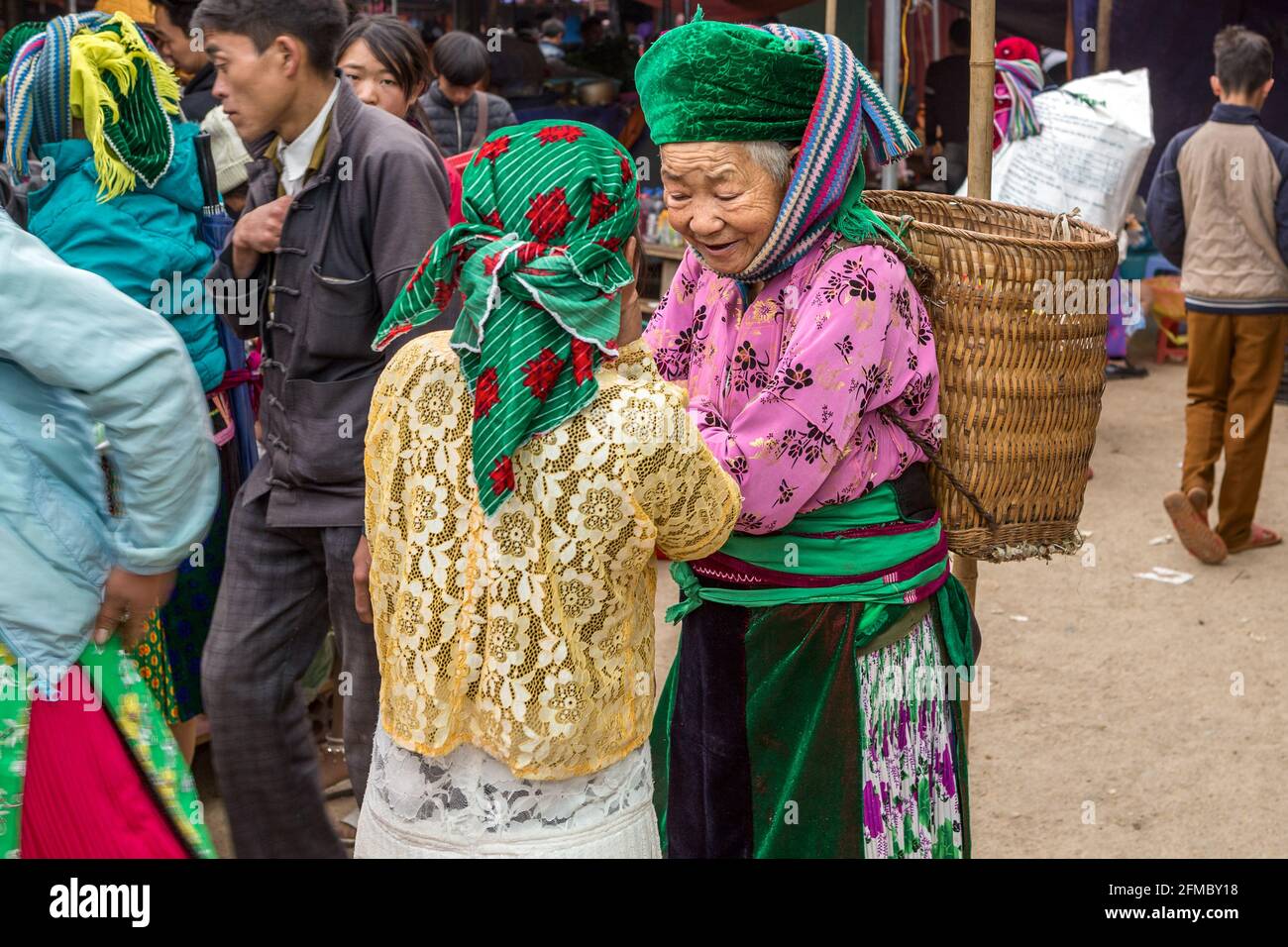 Mercato etnico minoritario di Dong Van, donne H'mong con paniere sul retro, provincia di ha Giang, Vietnam del Nord Foto Stock