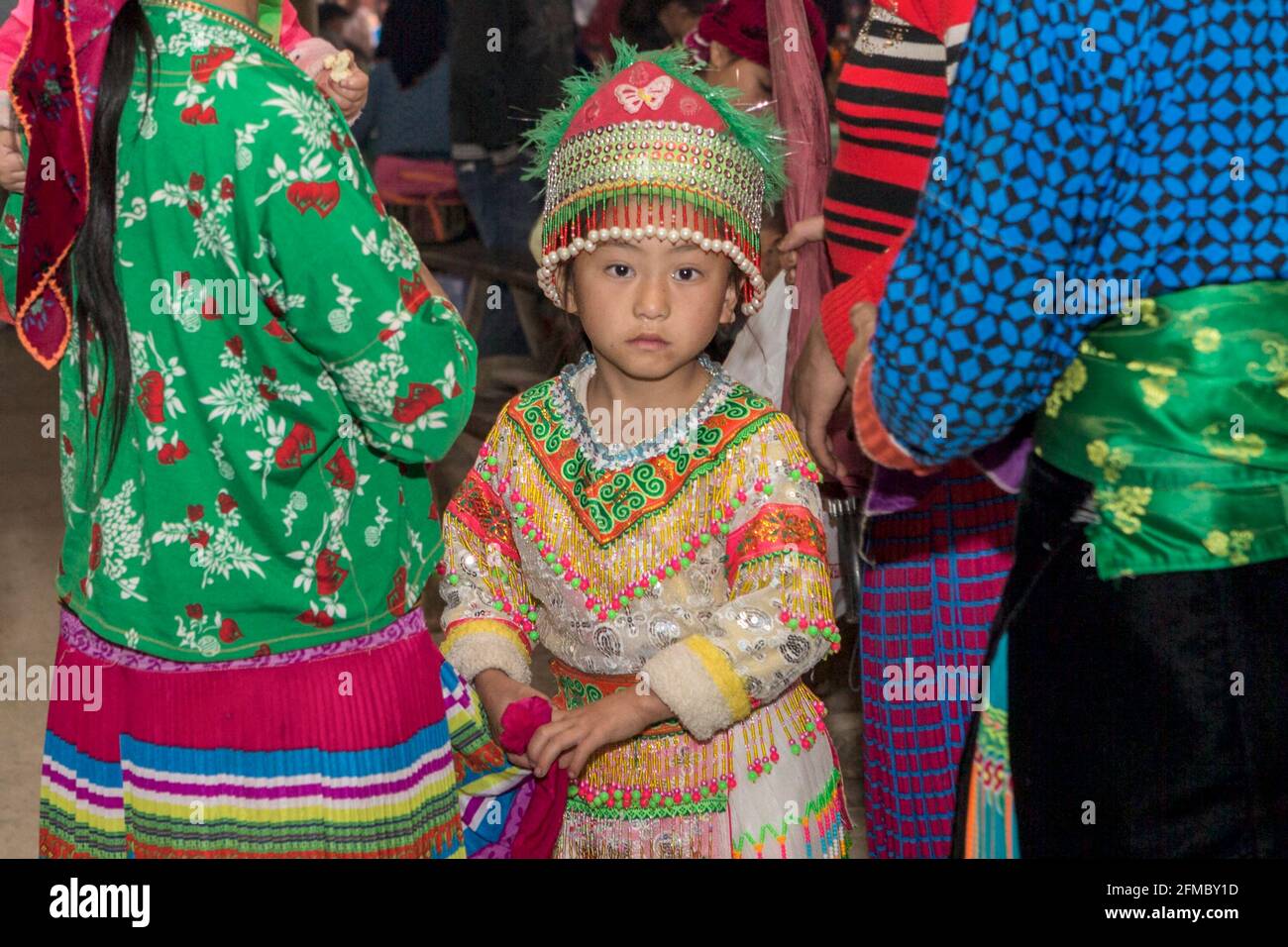 H'mong, giovane ragazza in costume tradizionale, mercato etnico delle minoranze di Dong Van, provincia di ha Giang, Vietnam del Nord Foto Stock