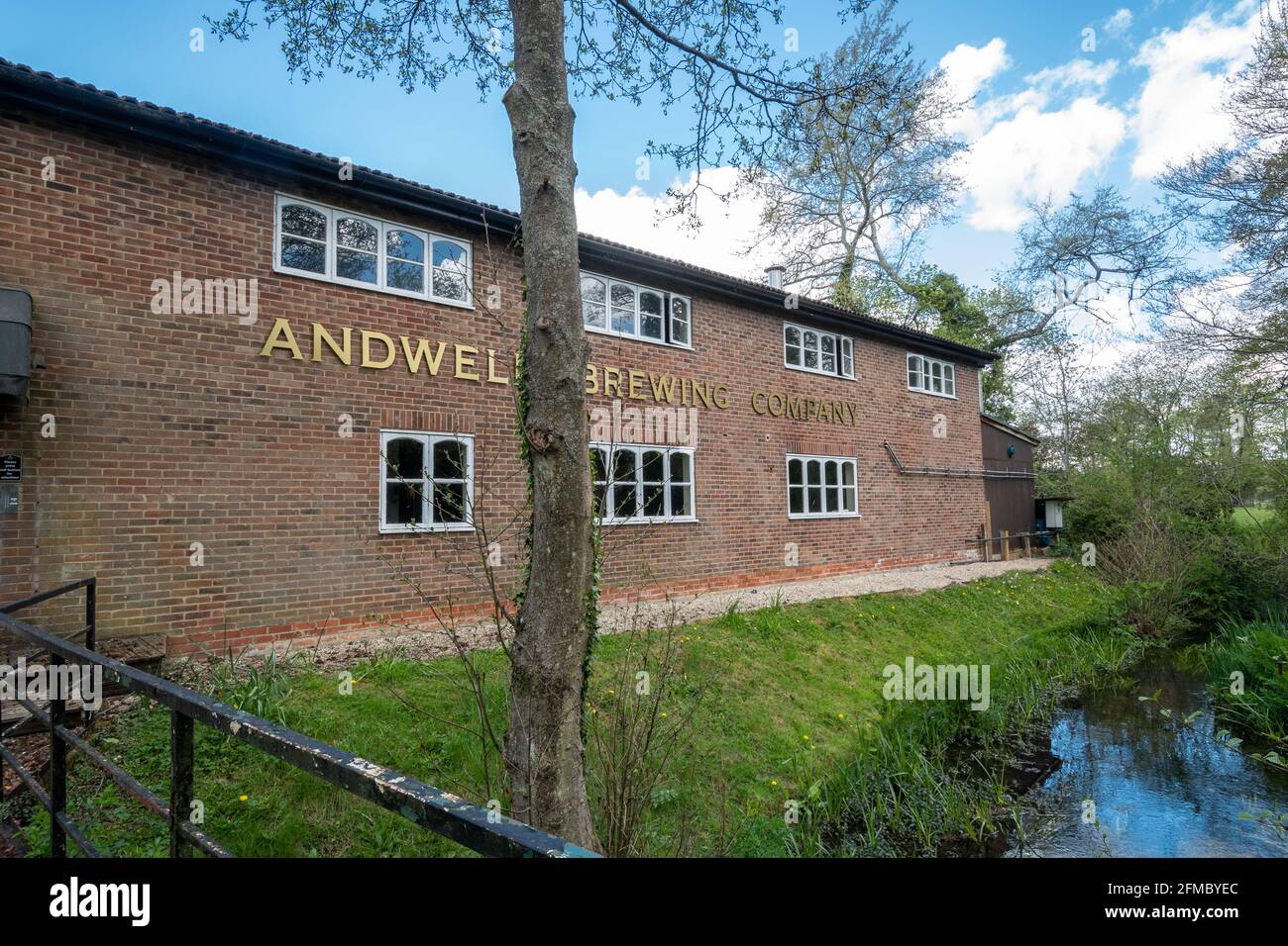 Andwell Brewing Company, una micro birreria lungo il fiume nella frazione di Andwell in Hampshire, Inghilterra, Regno Unito Foto Stock