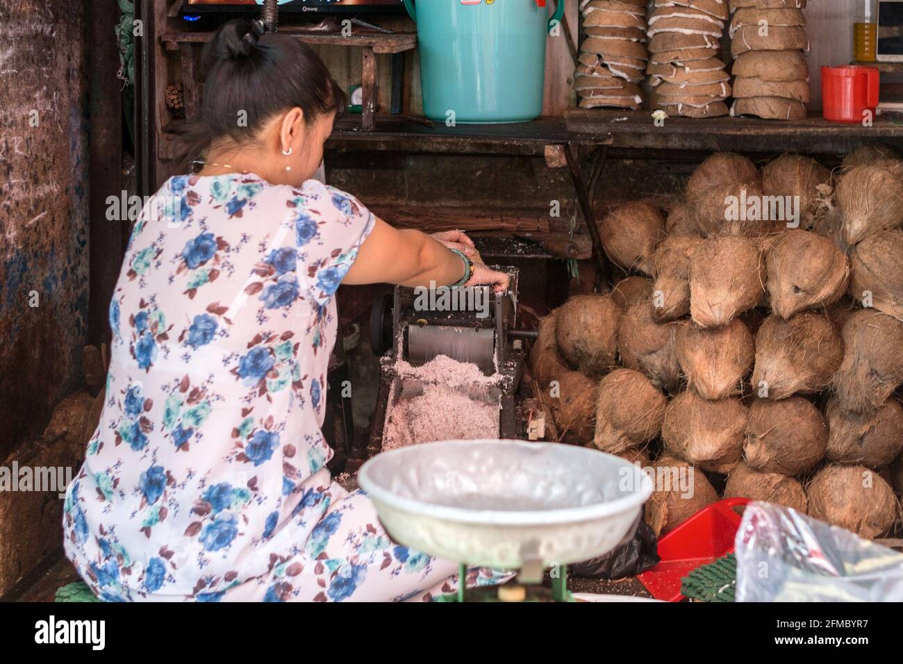 Triturazione del cocco, mercato locale, ho Chi min City, Saigon, Vietnam Foto Stock