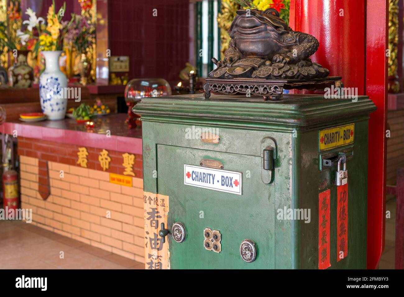Scatola di beneficenza per donazioni, Quan am Pagoda, una pagoda buddista in stile cinese costruita nel XIX secolo, dedicata a Guanyin, dea della misericordia, ho Foto Stock