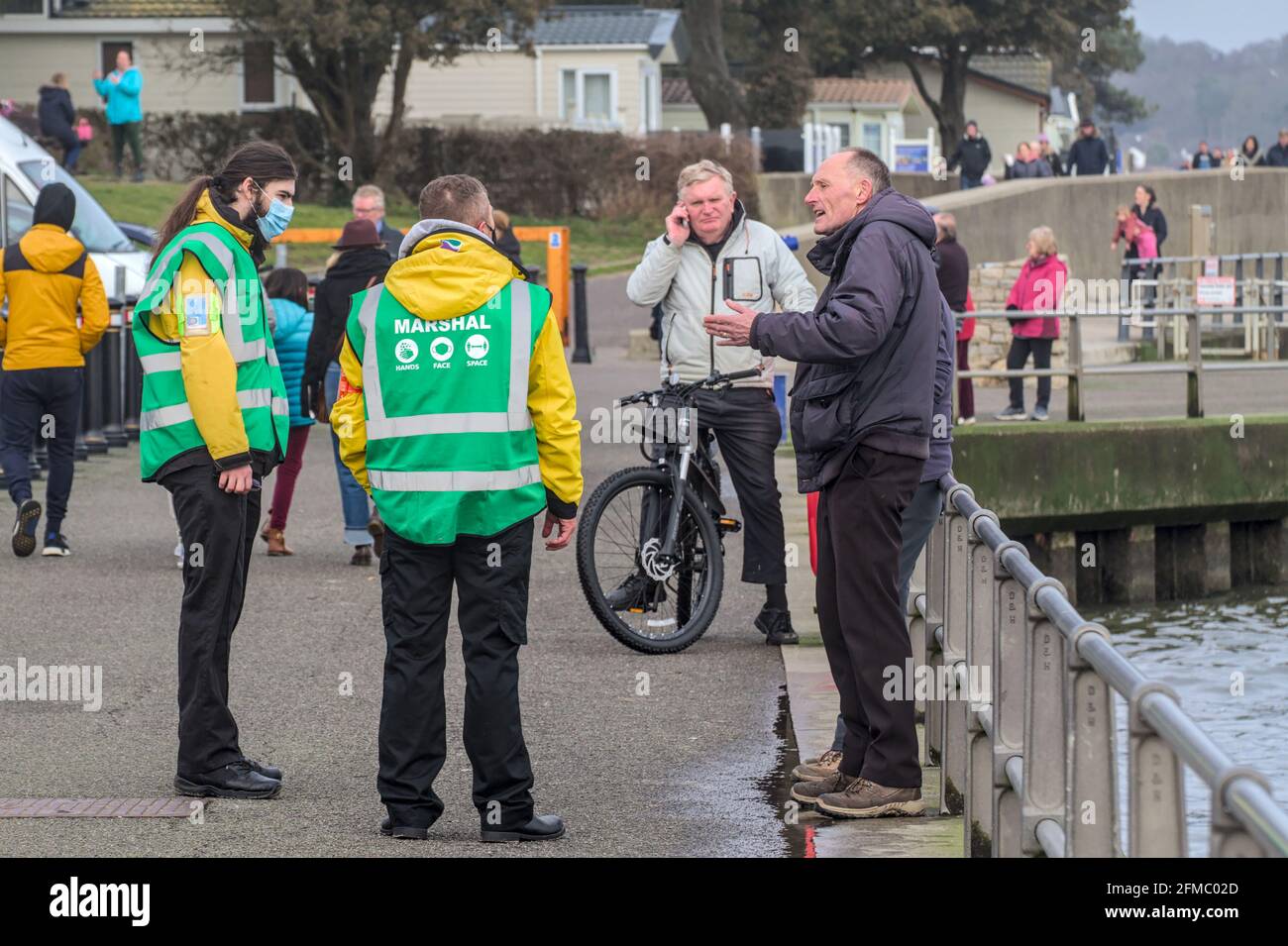 Due Marshall Covid in discussione con UN membro del Pubblico su Mudeford Quay Christchurch UK durante il Coronavirus Pandemic 2020 Foto Stock