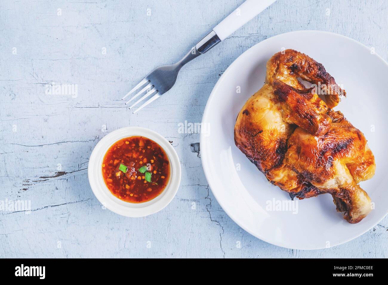 Piatti di pollo alla griglia e salsa di immersione su un legno bianco pavimento Foto Stock