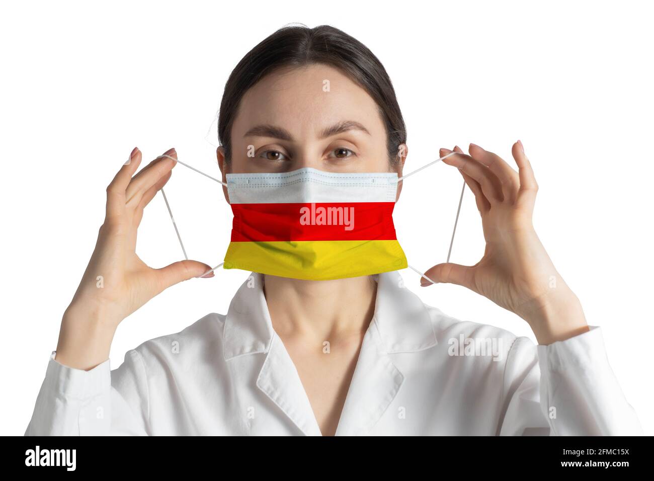 Respiratore con bandiera di Ossezia del Sud medico mette su maschera medica viso isolato su sfondo bianco. Foto Stock