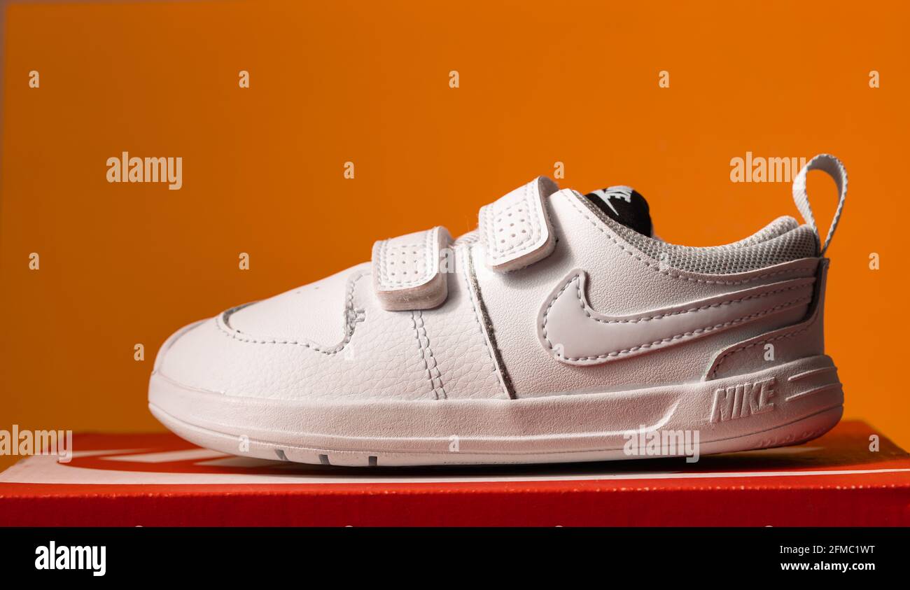 Oregon, U.S.A. - 4 maggio 2021: Sneaker Nike Pico 5 (TDV) bianche per  bambini Foto stock - Alamy