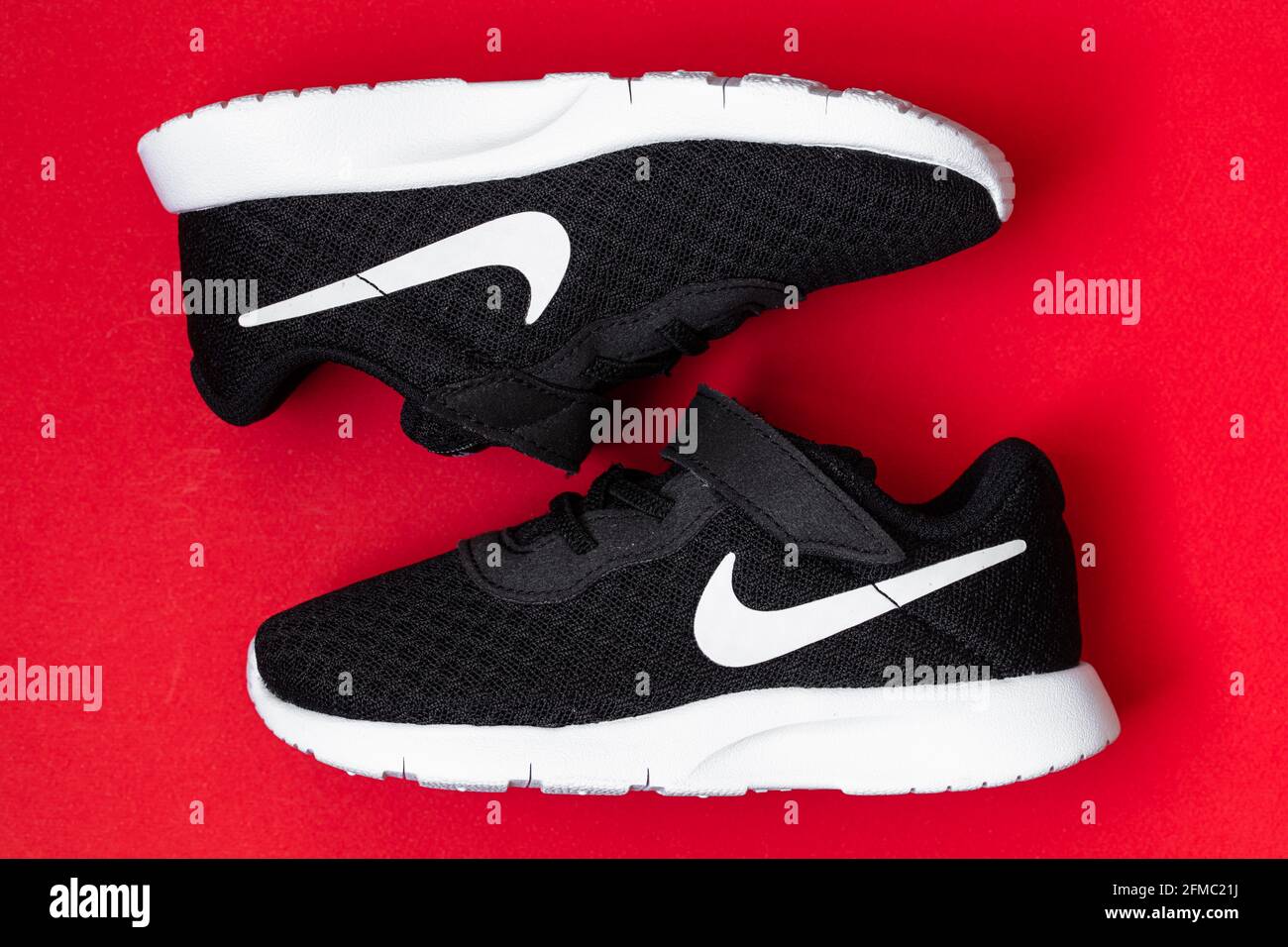 Oregon, U.S.A. - 4 maggio 2021: Sneaker Nike Tanjun (TDV) nere per bambini  Foto stock - Alamy