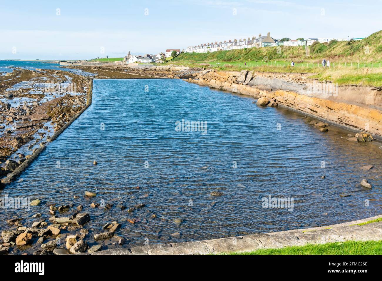 Piscina di roccia lungo la riva del mare nel villaggio di pescatori di St Monans nel Neuk orientale di Fife in Scozia. Foto Stock