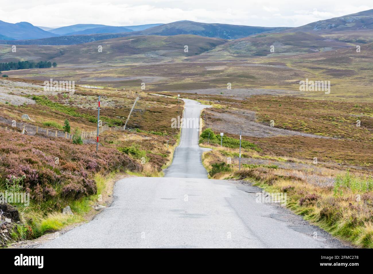 Vecchia strada militare A93 nel Cairngorms National Park nelle Highlands centrali della Scozia. Foto Stock
